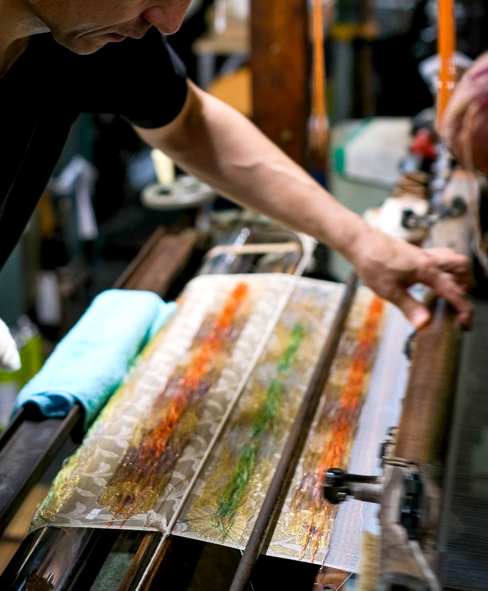 京都の工房で制作される金襴織物の様子