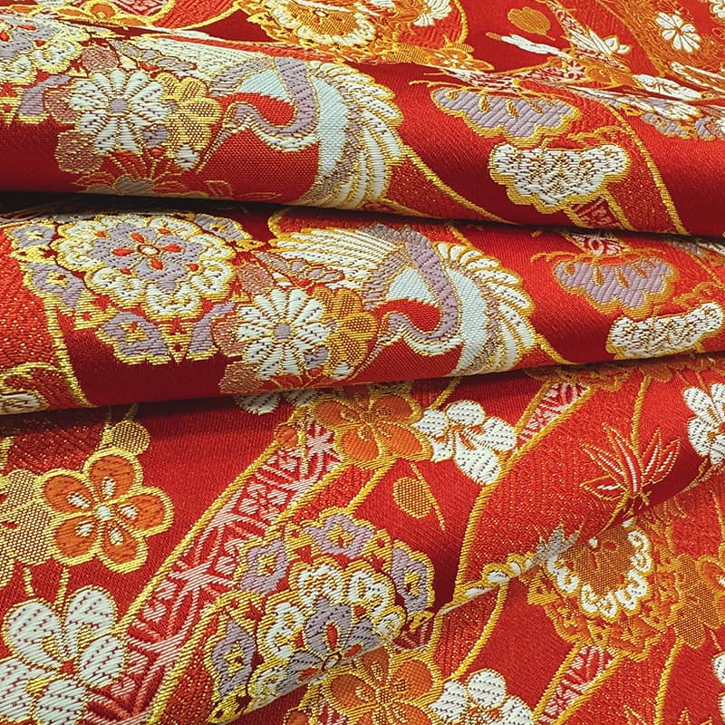 金襴織物 瑞祥鶴花丸錦（赤） 角度違いの柄表現