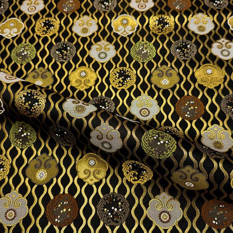 金襴織物 翠霞に舞桜文（若草色）流水と菊文様の拡大