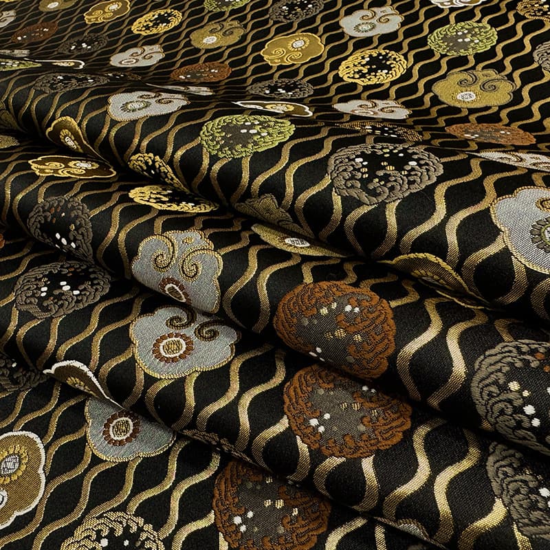 金襴織物 立涌に宝相華文（黒） 角度違いの柄表現