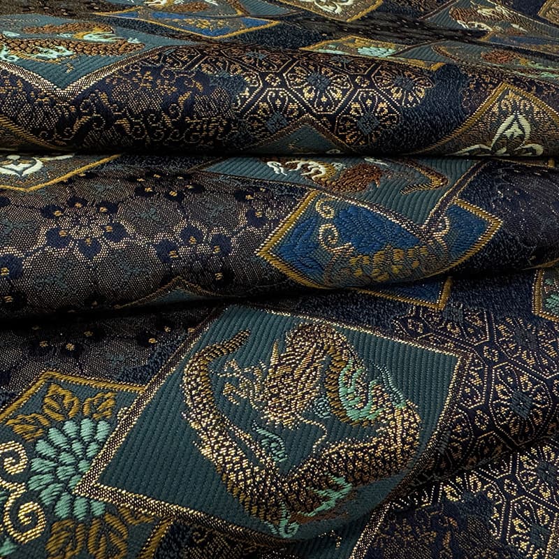 金襴織物 華文地菱龍 (紺) 角度違いの柄表現