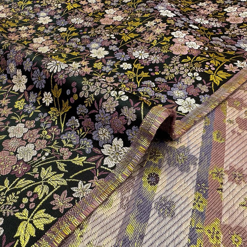 金襴織物 草花文 金糸の光沢感