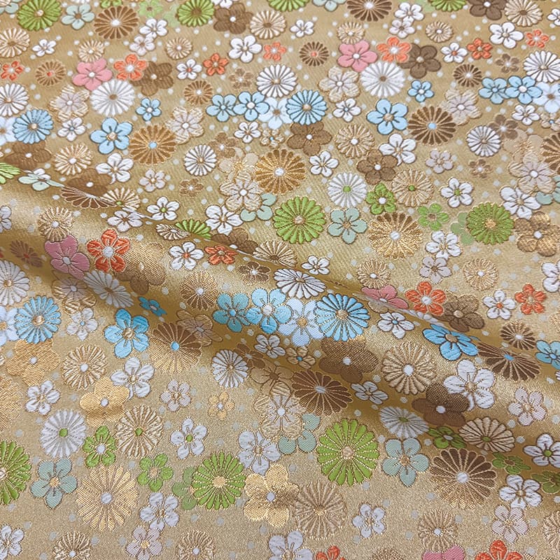 金襴織物 菊梅花丸文（桑染）流水と菊文様の拡大