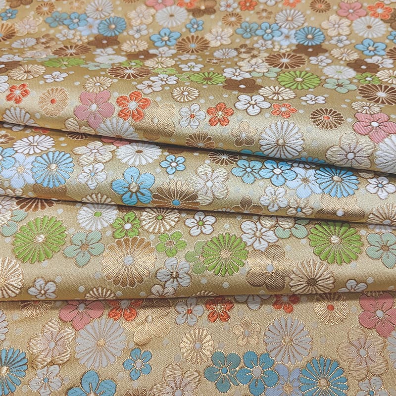 金襴織物 菊梅花丸文（桑染） 角度違いの柄表現