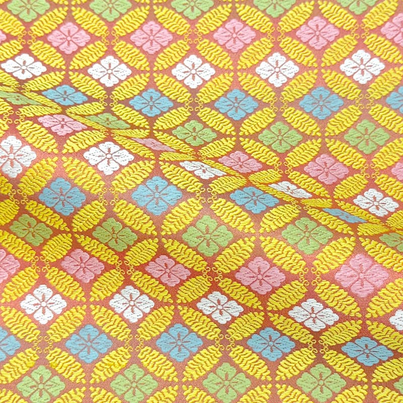 金襴織物 羊歯七宝文 (紅梅色) 文様の拡大