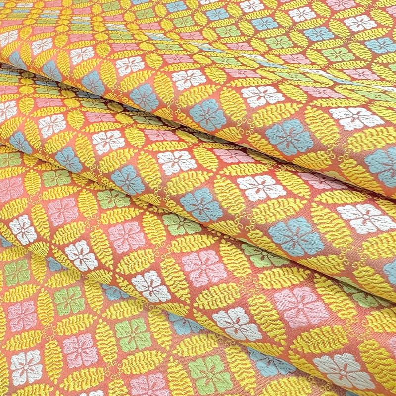 金襴織物 道羊歯七宝文 (紅梅色) 角度違いの柄表現