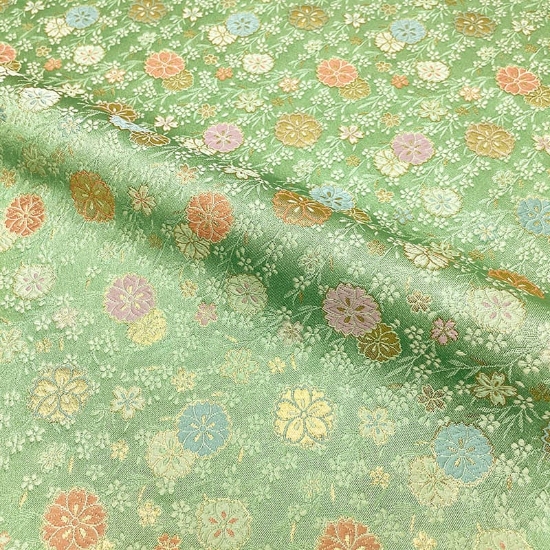 金襴織物 翠霞に舞桜文（若草色）流水と菊文様の拡大