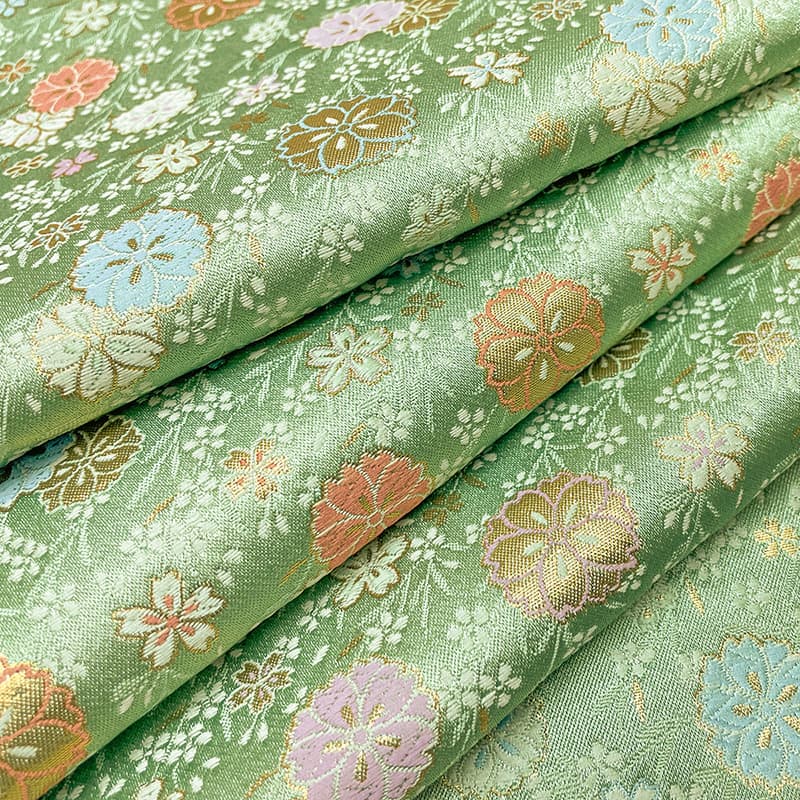 金襴織物 翠霞に舞桜文（若草色） 角度違いの柄表現