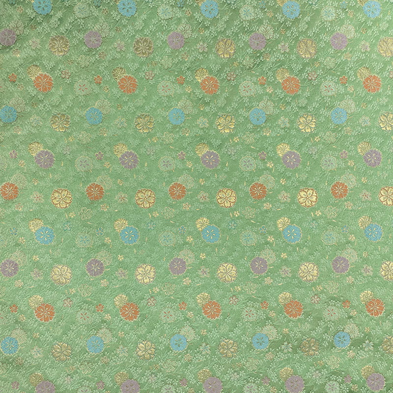 金襴織物 翠霞に舞桜文（若草色） 金糸の光沢感