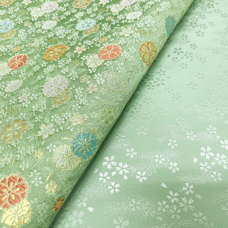 金襴織物 翠霞に舞桜文（若草色）裏地との組み合わせ例