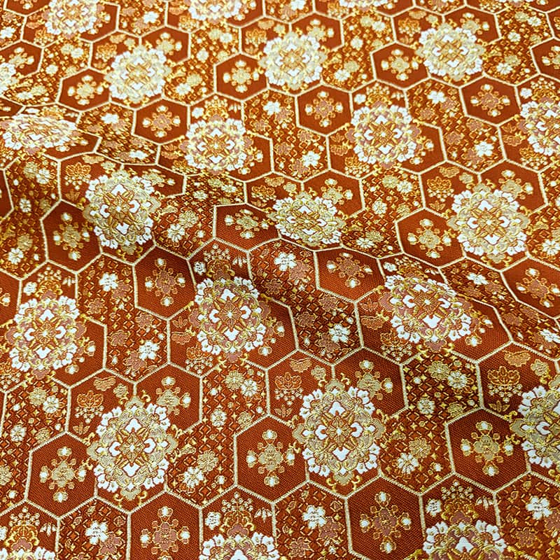 金襴織物 瑞祥亀甲華文（紅樺色） 流水と菊文様の拡大