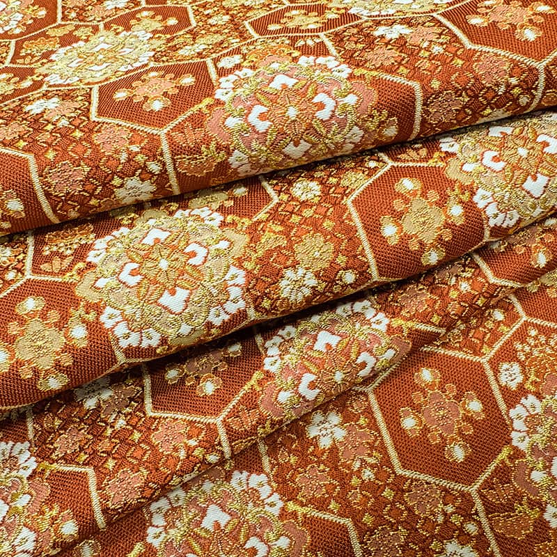 金襴織物 瑞祥亀甲華文（紅樺色） 角度違いの柄表現