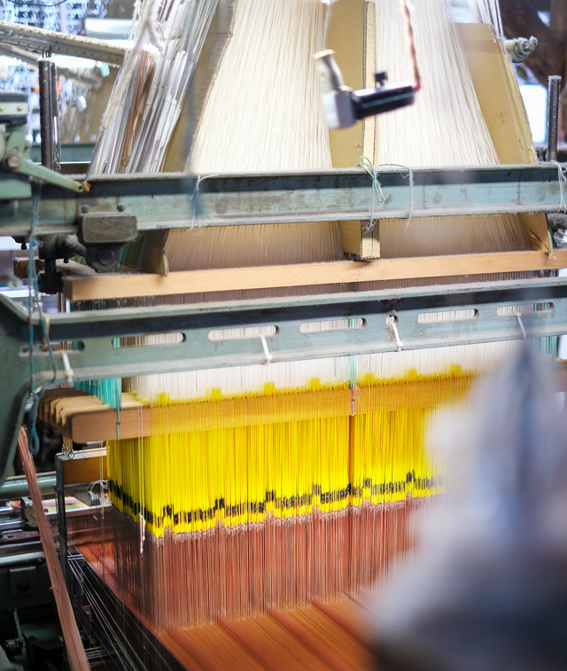 京都の工房で制作される金襴織物の様子